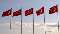 Drapeaux turcs agitant dans le vent
