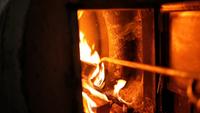 Bois de chauffage dans un poêle en fonte