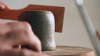 Potter, der Ton-Teekanne macht