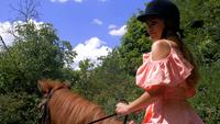 Chica montando un caballo