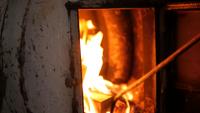 Quemando leña en el horno